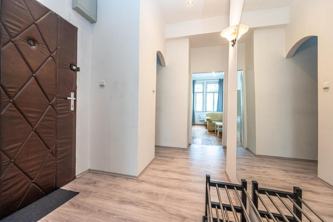 Apartment Jaromirova 9 *